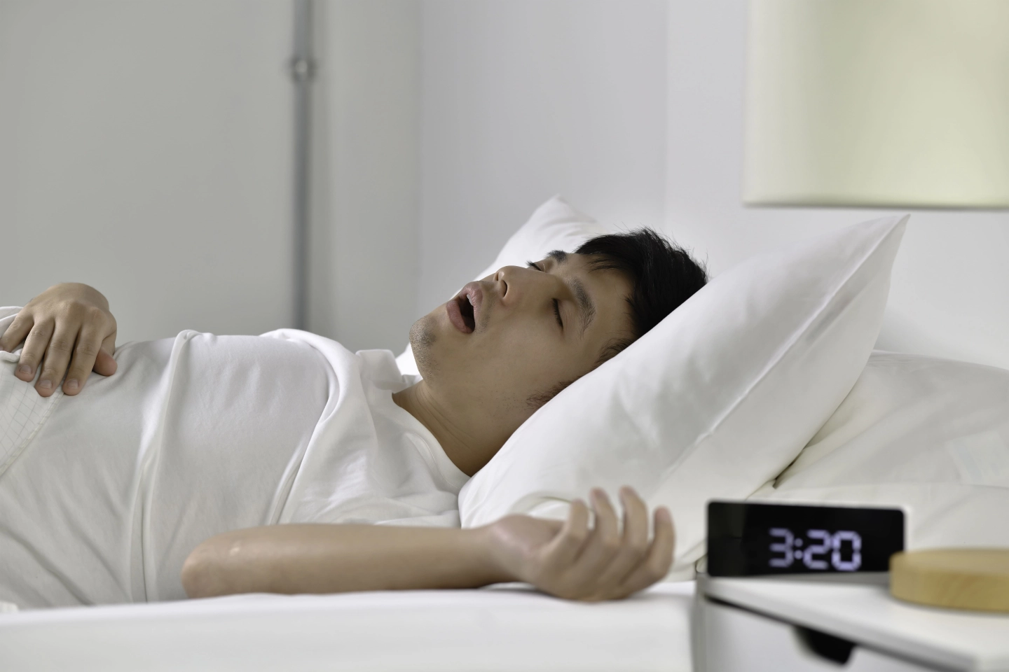 為什麼晚上睡覺躺下更容易鼻塞？鼻塞睡不著用嘴巴呼吸